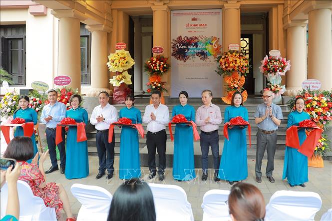 Đại biểu cắt băng khai mạc triển lãm. Ảnh: TTXVN phát 