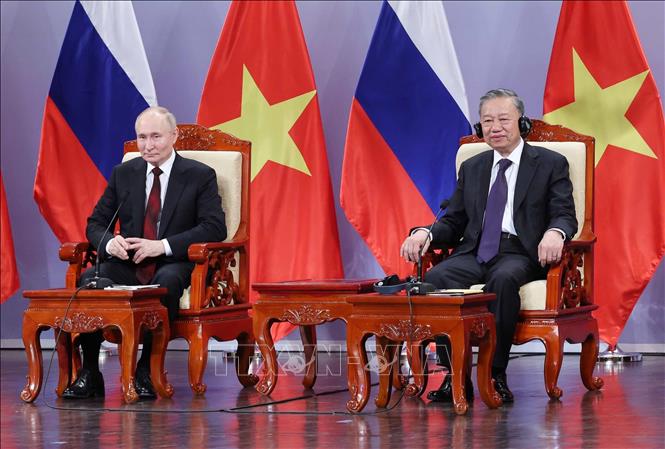 Vietnamese President To Lam and Russian President Vladimir Putin at the meeting. VNA Photo: Nhan Sáng