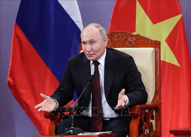 Russian President Vladimir Putin speaks at the meeting. VNA Photo: Nhan Sáng