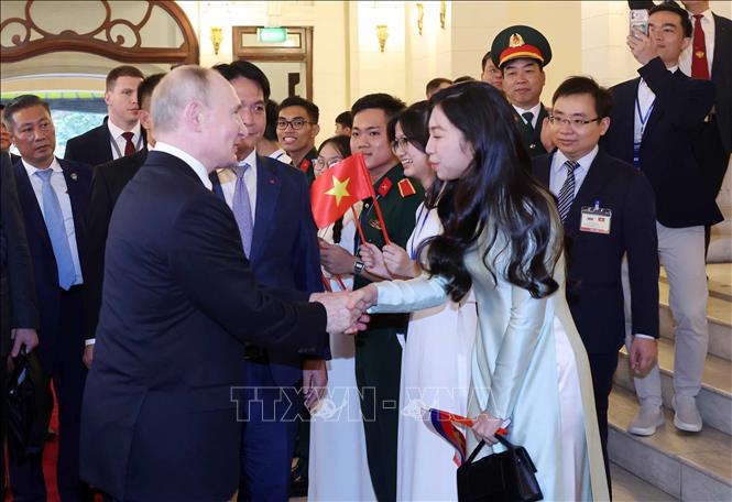 Russian President Vladimir Putin meets with Vietnamese alumni at the meeting. VNA Photo: Nhan Sáng