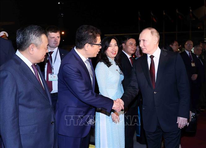 Đại biểu Việt Nam tiễn Tổng thống Liên bang Nga Vladimir Putin tại sân bay quốc tế Nội Bài, Hà Nội. Ảnh: TTXVN