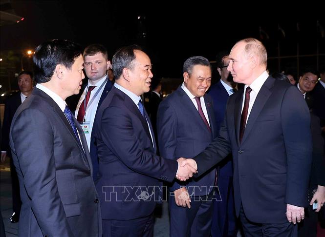 Phó Thủ tướng Trần Hồng Hà và Chủ nhiệm Văn phòng Chủ tịch nước Lê Khánh Hải tiễn Tổng thống Liên bang Nga Vladimir Putin tại sân bay quốc tế Nội Bài, Hà Nội. Ảnh: TTXVN