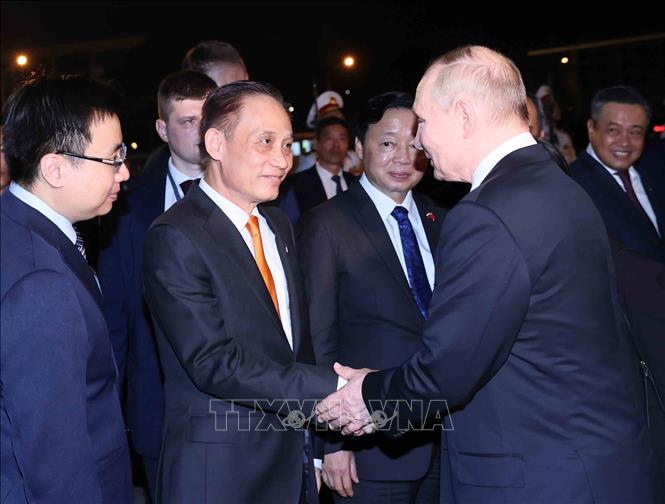 Bí thư Trung ương Đảng, Trưởng Ban Đối ngoại Trung ương Lê Hoài Trung và Phó Thủ tướng Trần Hồng Hà tiễn Tổng thống Liên bang Nga Vladimir Putin tại sân bay quốc tế Nội Bài, Hà Nội. Ảnh: TTXVN
