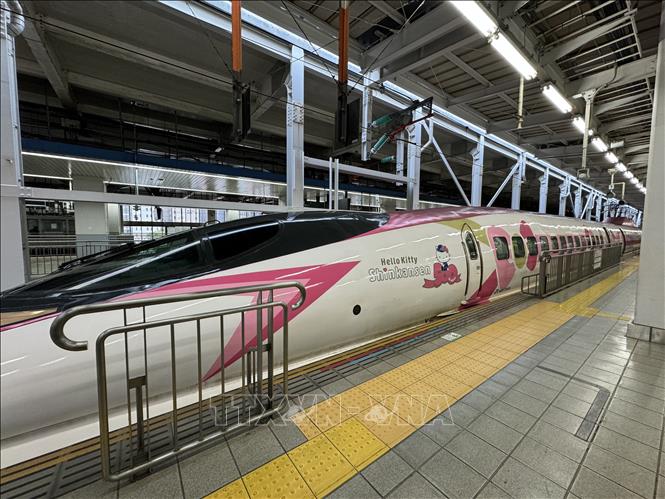 Tàu Shinkansen Hello Kitty kết nối tỉnh Fukuoka và Osaka. Ảnh: Phạm Tuân - PV TTXVN tại Nhật Bản