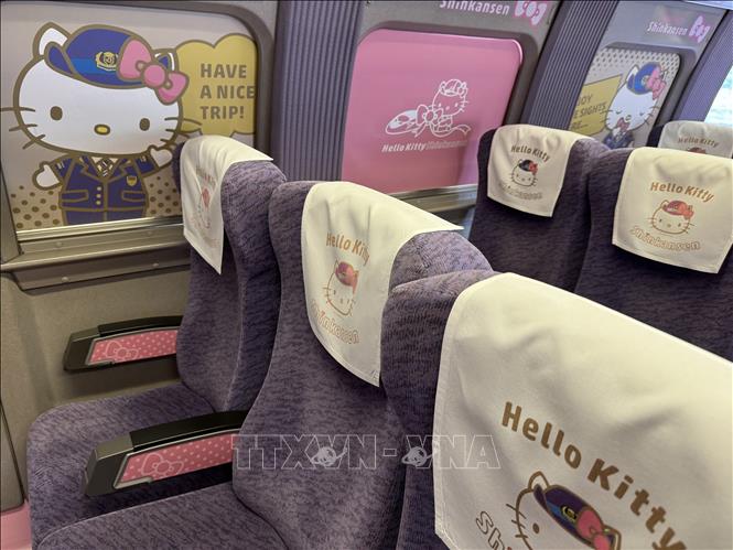 Trang trí bắt mắt trong toa tàu đặc biệt gắn với hình ảnh Hello Kitty. Ảnh: Phạm Tuân - PV TTXVN tại Nhật Bản