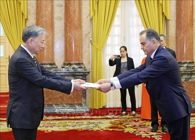 Chủ tịch nước Tô Lâm tiếp nhận Quốc thư của Đại sứ Turkmenistan Parakhat Durdyev. Ảnh: Nhan Sáng-TTXVN
