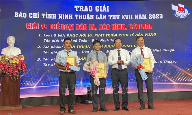 Ông Phạm Văn Hậu, Phó Bí thư Thường trực Tỉnh ủy Ninh Thuận, trao giải cho các tác giả đạt giải Báo chí tỉnh lần thứ XVII năm 2023. Ảnh: Công Thử - TTXVN