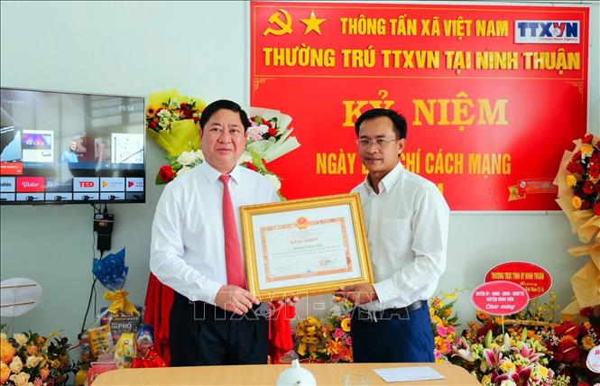 Chủ tịch UBND tỉnh Ninh Thuận Trần Quốc Nam tặng Bằng khen của Chủ tịch UBND tỉnh cho ông Thành Công Thử, Trưởng CQTT TTXVN tại Ninh Thuận, vì đã có thành tích xuất sắc trong hoạt động báo chí tại tỉnh năm 2023. Ảnh: TTXVN phát