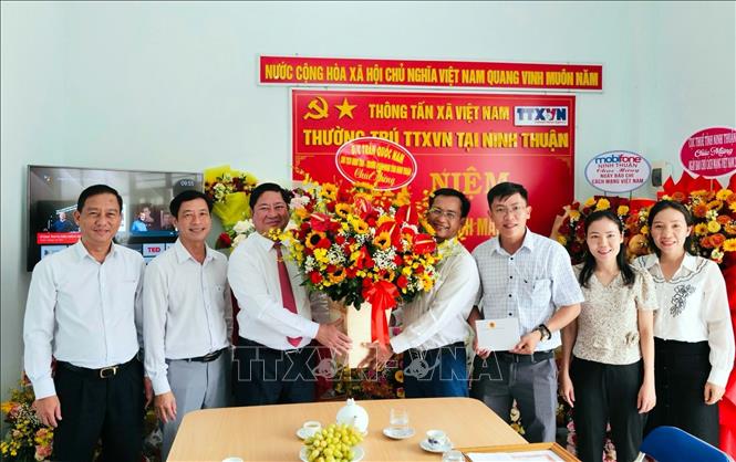 Chủ tịch UBND tỉnh Ninh Thuận Trần Quốc Nam thăm, chúc mừng CQTT TTXVN tại Ninh Thuận nhân Kỷ niệm 99 năm Ngày Báo chí Cách mạng Việt Nam. Ảnh: TTXVN phát