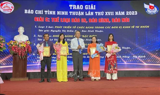 Ông Trần Minh Nam, Trưởng Ban Tuyên giáo Tỉnh ủy Ninh Thuận, trao giải cho các tác giả đạt giải Báo chí tỉnh lần thứ XVII năm 2023. Ảnh: Công Thử - TTXVN