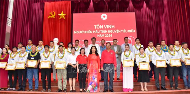 Tôn vinh người hiến máu tình nguyện tiêu biểu tại chương trình. Ảnh: Hồng Hiếu- TTXVN