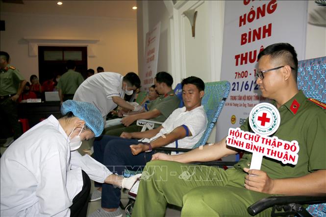 Hơn 250 tình nguyện viên hăng hái tham gia hiến máu tình nguyện tại chương trình. Ảnh: Hồng Hiếu- TTXVN