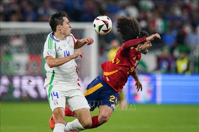 Pha tranh bóng giữa Marc Cucurella (phải) của đội tuyển Tây Ban Nha và Federico Chiesa của đội tuyển Italy. Ảnh: THX/TTXVN