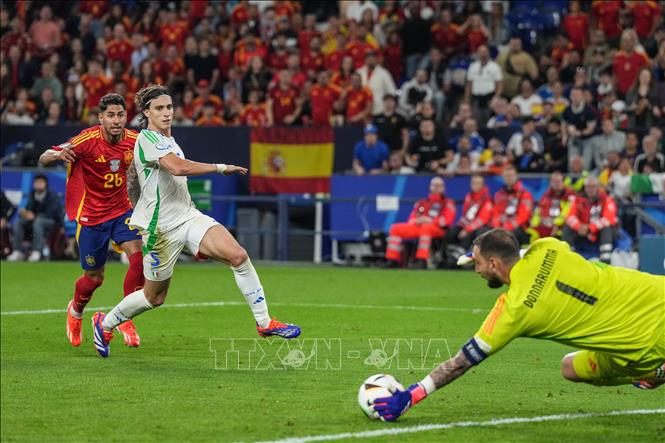 Pha cứu thua xuất sắc của thủ môn Italy Gianluigi Donnarumma (số 1). Ảnh: THX/TTXVN