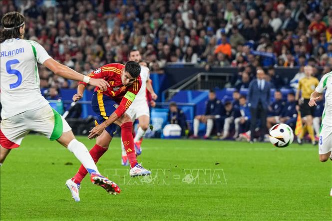 Cú dứt điểm của tiền đạo Tây Ban Nha Alvaro Morata (áo đỏ). Ảnh: THX/TTXVN
