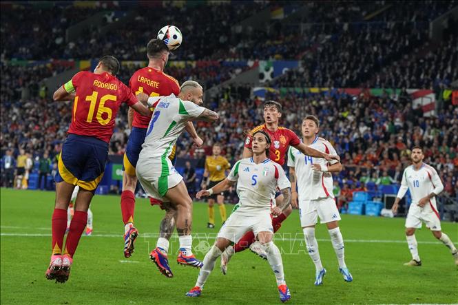Pha đánh đầu của hậu vệ Tây Ban Nha Aymeric Laporte (thứ 2, bên trái). Ảnh: THX/TTXVN