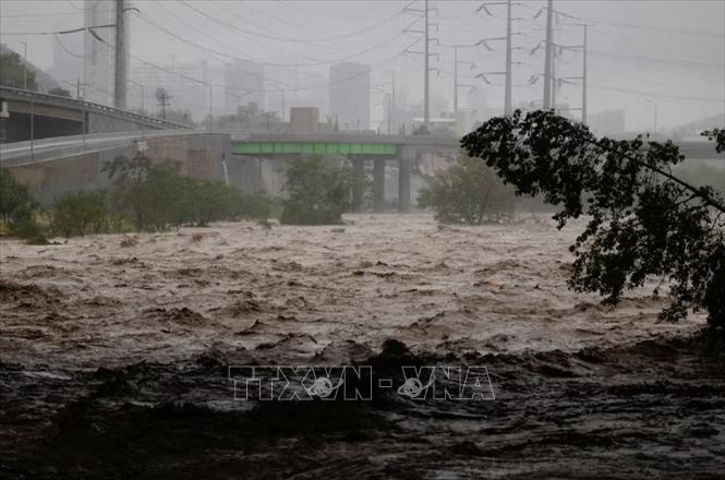 Nước sông Santa Catarina dâng cao khi bão Alberto đổ bộ vào Monterrey, bang Nuevo León (Mexico) ngày 20/6/2024. Ảnh: REUTERS/TTXVN