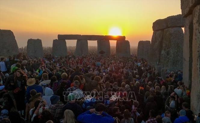(Tư liệu) Du khách ngắm bình minh tại vòng tròn đá Stonehenge tại Wiltshire, Anh, ngày 21/6/2023. Ảnh: Getty Images/ TTXVN