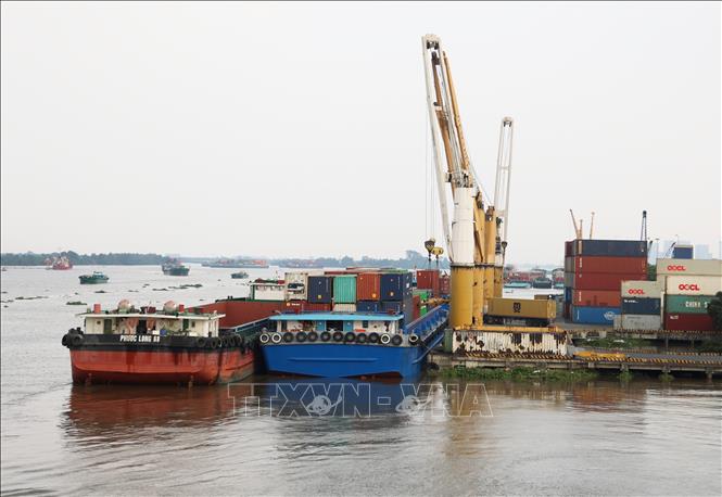 Loading cargo at the Binh Duong port in Di An city, the southeastern province of Binh Duong. VNA Photo: Hồng Đạt 