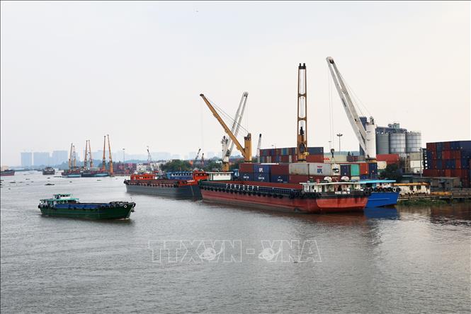 Loading cargo at the Binh Duong port in Di An city, the southeastern province of Binh Duong. VNA Photo: Hồng Đạt 