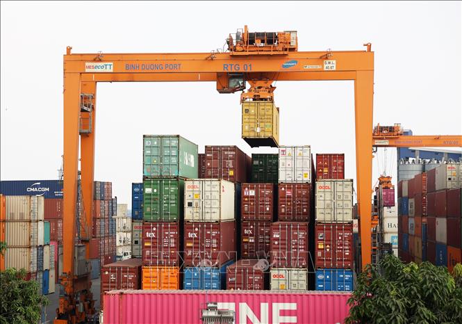 Loading cargo at the Binh Duong port in Di An city, the southeastern province of Binh Duong. VNA Photo: Hồng Đạt 