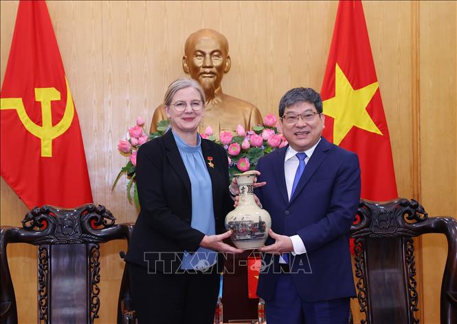 HCMA Permanent Vice President Assoc. Prof., Dr Nguyen Duy Bac presents a sourvenir to Swedish Ambassador to Vietnam Ann Måwe. VNA Photo: Văn Điệp 