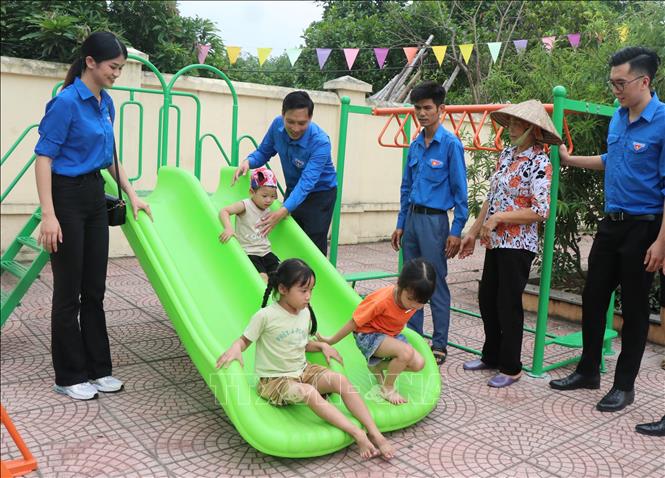 Trẻ em xã Trung Kênh, huyện Lương Tài, tỉnh Bắc Ninh hào hứng chơi trên công trình do Đoàn Thanh niên tài trợ. Ảnh: Thái Hùng- TTXVN