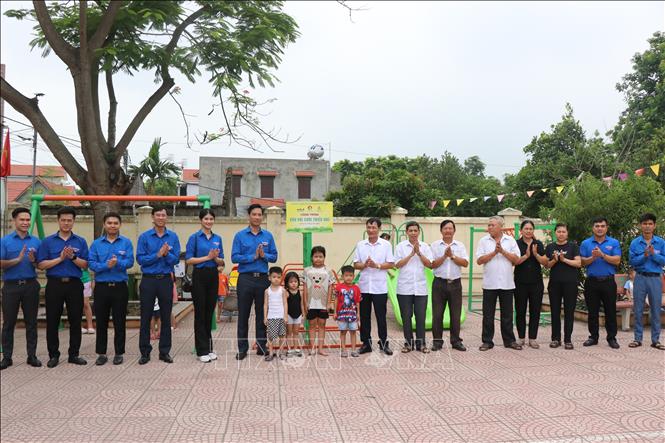 Đoàn Thanh niên Bắc Ninh khánh thành khu vui chơi cho trẻ em tại thôn Tảo Hòa, xã Trung Kênh, huyện Lương Tài, tỉnh Bắc Ninh. Ảnh: Thái Hùng- TTXVN