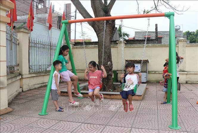 Trẻ em xã Trung Kênh, huyện Lương Tài, tỉnh Bắc Ninh hào hứng chơi trên công trình do Đoàn Thanh niên tài trợ. Ảnh: Thái Hùng- TTXVN