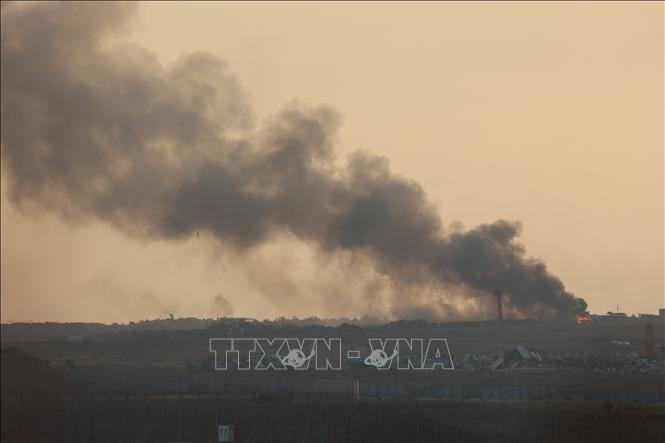 Khói bốc lên sau cuộc oanh tạc của Israel vào Dải Gaza, ngày 20/6/2024. Ảnh: THX/TTXVN