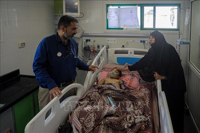 Em nhỏ Palestine bị thương trong cuộc xung đột Israel-Hamas được điều trị tại bệnh viện ở Khan Younis, phía Nam Dải Gaza ngày 19/6/2024. Ảnh: THX/TTXVN