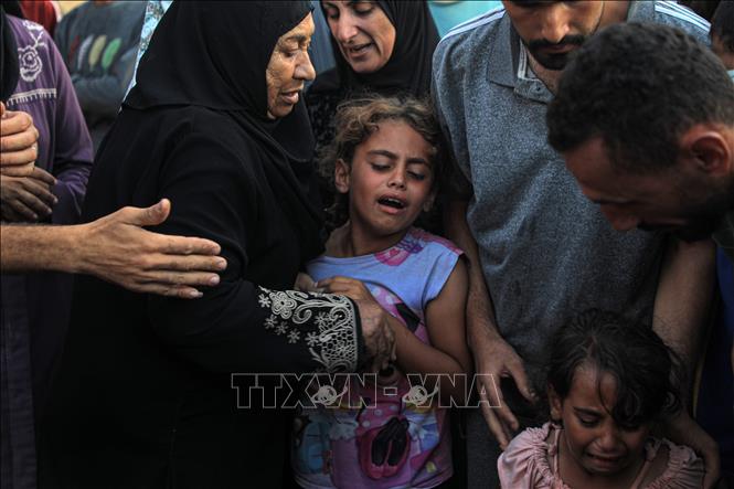 Nỗi đau mất người thân của người dân Palestine trong cuộc xung đột Israel-Hamas tại bệnh viện ở Khan Younis, phía Nam Dải Gaza ngày 21/6/2024. Ảnh: THX/TTXVN
