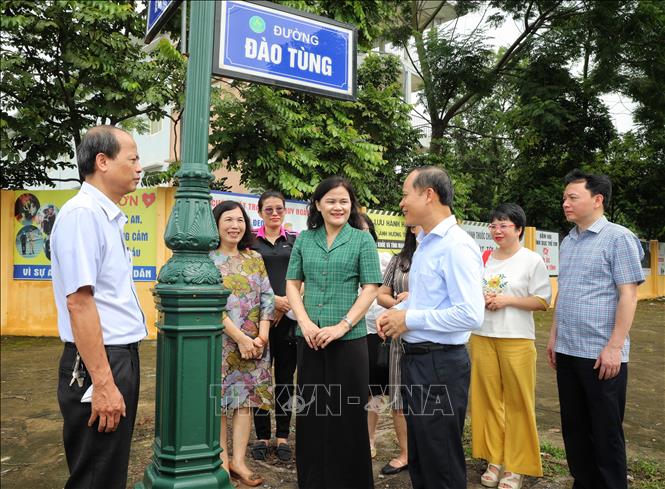 Cán bộ, phóng viên, biên tập viên thăm đường Đào Tùng. Ảnh: Danh Lam -TTXVN