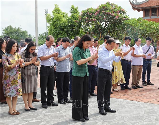 Cán bộ, phóng viên, biên tập viên dâng hương tại Khu di tích lịch sử quốc gia đặc biệt Địa điểm Chiến thắng Xương Giang. Ảnh: Danh Lam -TTXVN