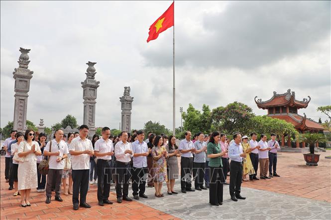 Cán bộ, phóng viên, biên tập viên dâng hương tại Khu di tích lịch sử quốc gia đặc biệt Địa điểm Chiến thắng Xương Giang. Ảnh: Danh Lam -TTXVN