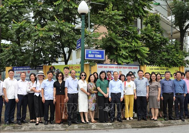 Cán bộ, phóng viên, biên tập viên thăm đường Đào Tùng. Ảnh: Danh Lam -TTXVN