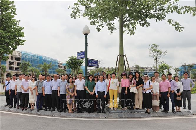 Cán bộ, phóng viên, biên tập viên thăm đường Trần Kim Xuyến. Ảnh: Danh Lam -TTXVN