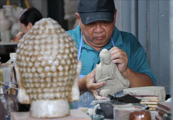 Artisan Le Thanh Nhan is dedicated to the craft for over 30 years. VNA Photo: Sỹ Tuyên