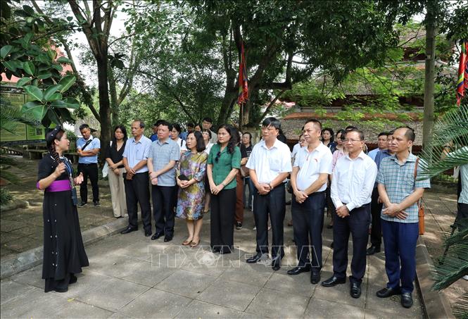 Cán bộ, phóng viên, biên tập viên dâng hương, tham quan tại Khu di tích Khởi nghĩa Yên Thế. Ảnh: Danh Lam -TTXVN