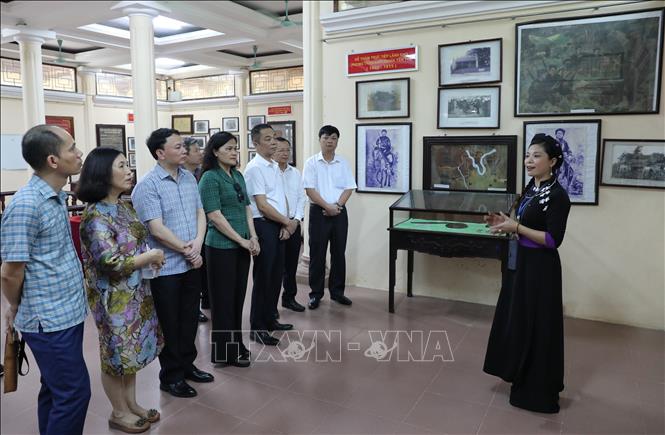 Cán bộ, phóng viên, biên tập viên dâng hương, tham quan tại Khu di tích Khởi nghĩa Yên Thế. Ảnh: Danh Lam -TTXVN