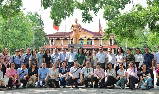 Cán bộ, phóng viên, biên tập viên dâng hương, tham quan tại Khu di tích Khởi nghĩa Yên Thế. Ảnh: Danh Lam -TTXVN