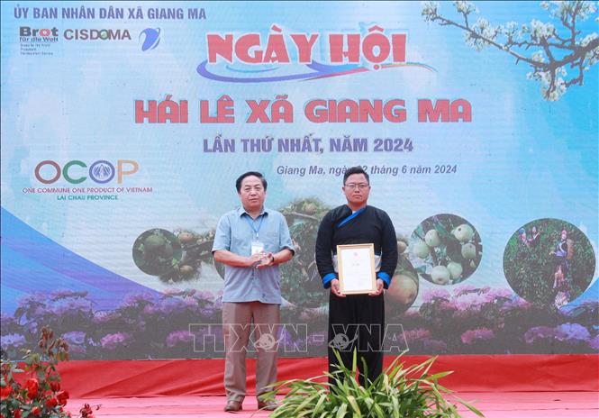 Ban tổ chức trao Giấy Chứng nhận sản phẩm OCOP đạt hạng 3 sao cho sản phẩm Lê Giang Ma thuộc đơn vị Tổ hợp tác chăm sóc, phát triển lê và liên kết tiêu thụ sản phẩm quả lê xã Giang Ma. Ảnh: Quý Trung – TTXVN