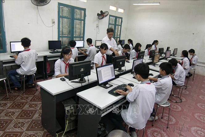 An IT class in the Tan Hoi Secondary School in Dan Phuong outskirts district. VNA Photo