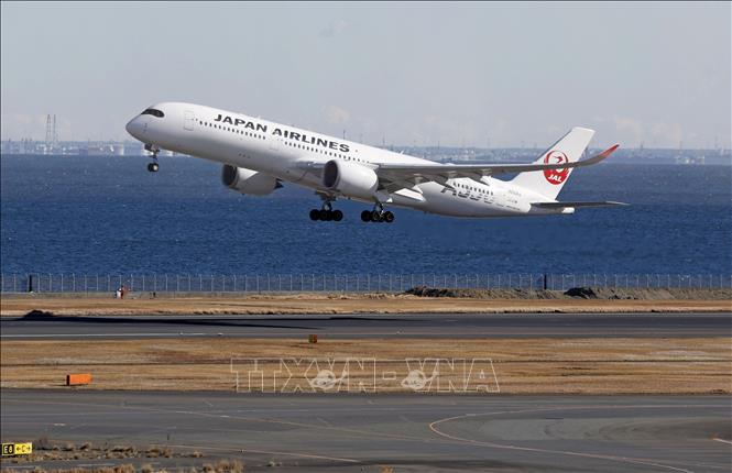 Máy bay của Hãng hàng không Japan Airlines cất cánh từ sân bay Haneda ở Tokyo, Nhật Bản. Ảnh: Kyodo/TTXVN
