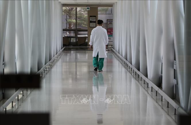 (Tư liệu) Bác sĩ làm việc tại một bệnh viện ở Seoul, Hàn Quốc, ngày 9/6/2024. Ảnh: Yonhap/TTXVN