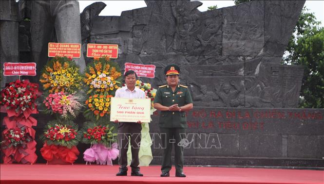  Đại diện xã Phương Bình nhận bảng tượng trưng quà cho gia đình chính sách, hộ nghèo. Ảnh: Hồng Thái - TTXVN