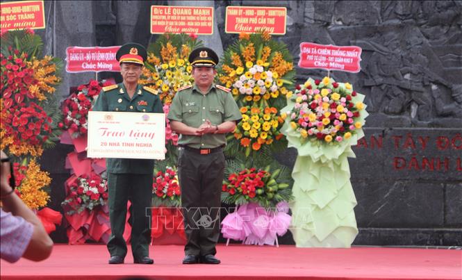 Đại diện Ban liên lạc truyền thống Tiểu đoàn Tây Đô nhận bảng tượng trưng 