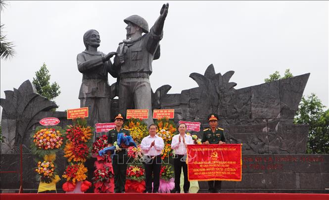 Đại diện Tiểu đoàn Tây Đô nhận bức trướng của Ban Chấp hành Đảng bộ Thành phố Cần Thơ tặng. Ảnh: Hồng Thái - TTXVN