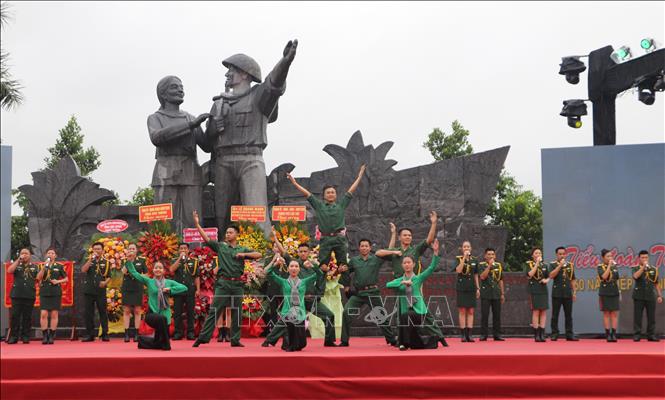 Chương trình văn nghệ chào mừng buổi gặp mặt. Ảnh: Hồng Thái - TTXVN
