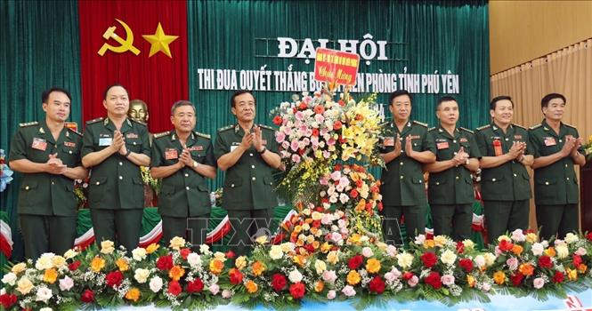 Trung tướng Lê Đức Thái, Ủy viên Trung ương Đảng, Ủy viên Quân ủy Trung ương, Tư lệnh Bộ đội Biên phòng (thứ 4 từ trái sang) tặng hoa chúc mừng Đại hội. Ảnh: Xuân Triệu - TTXVN